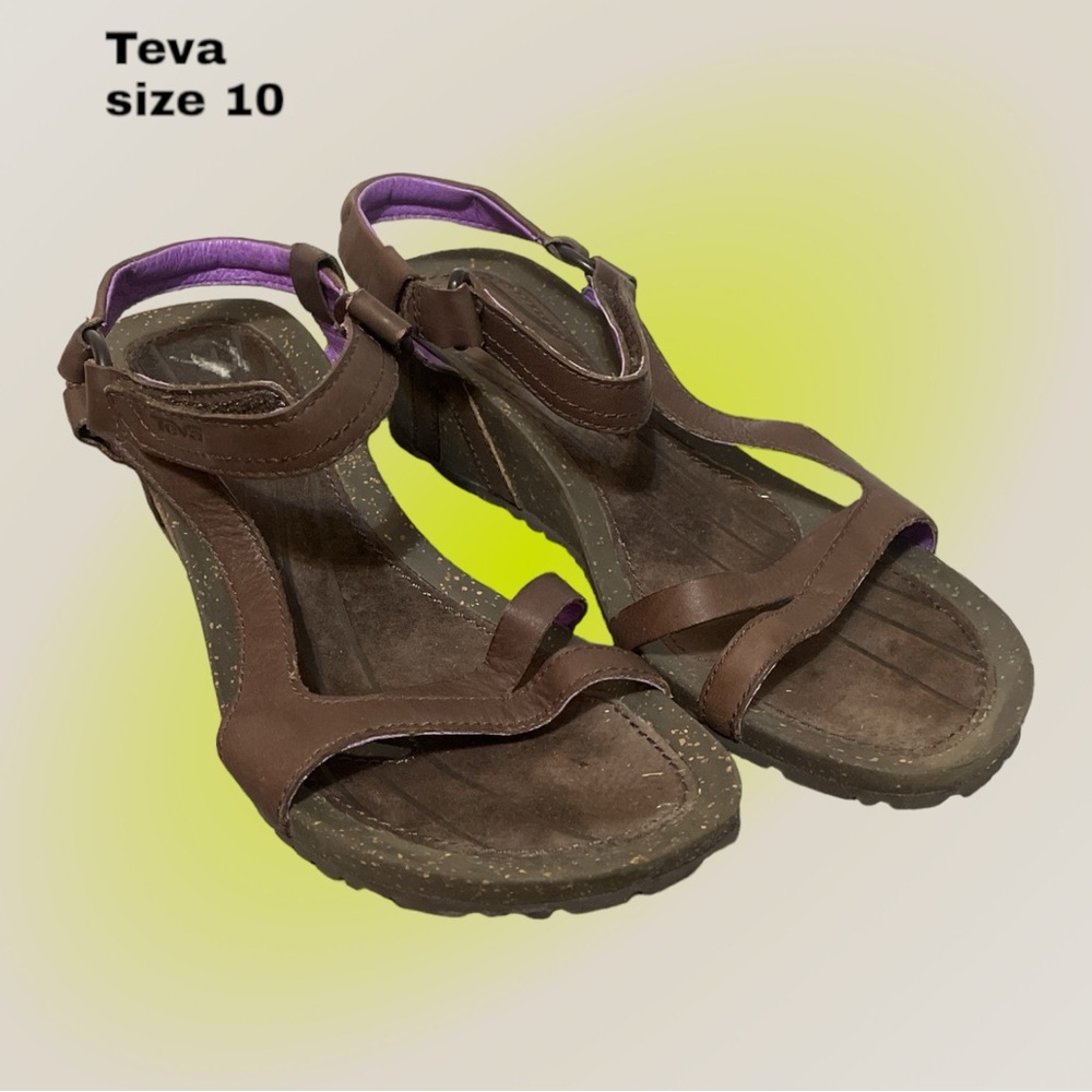 F4- Teva size 10 strappy sandal shoes